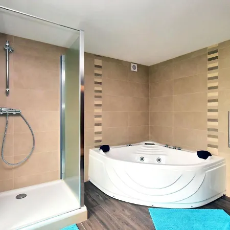 Luxurious Chalet In With Sauna شاليه *